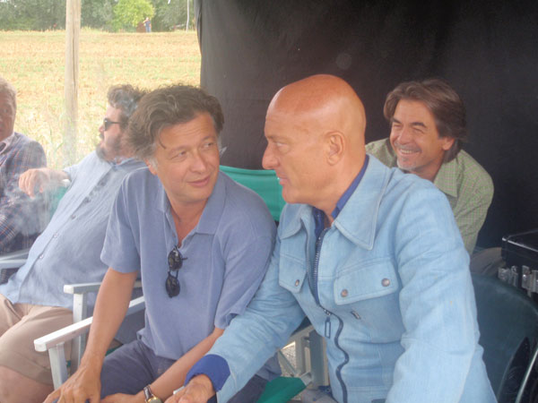 Claudio Bisio con Massimo Martelli sul set di Bar Sport