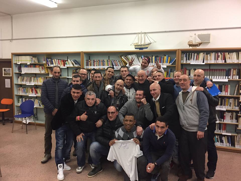 Claudio Bisio con i detenuti del carcere di Monza per la proiezione di Si pu fare