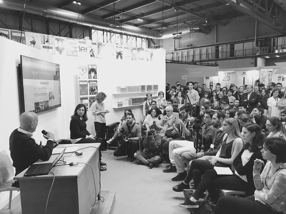 Claudio Bisio al Salone del libro  stand Robinson di Repubblica
