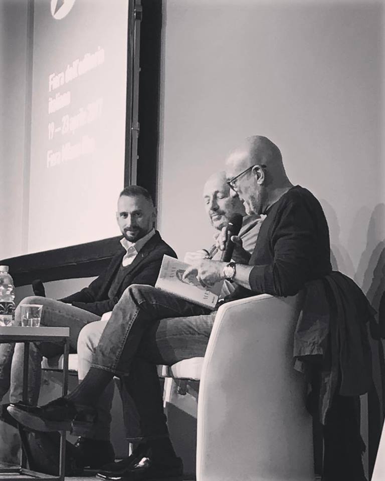 Claudio Bisio con Federico Baccomo per la presentazione del suo libro Anna sta mendendo