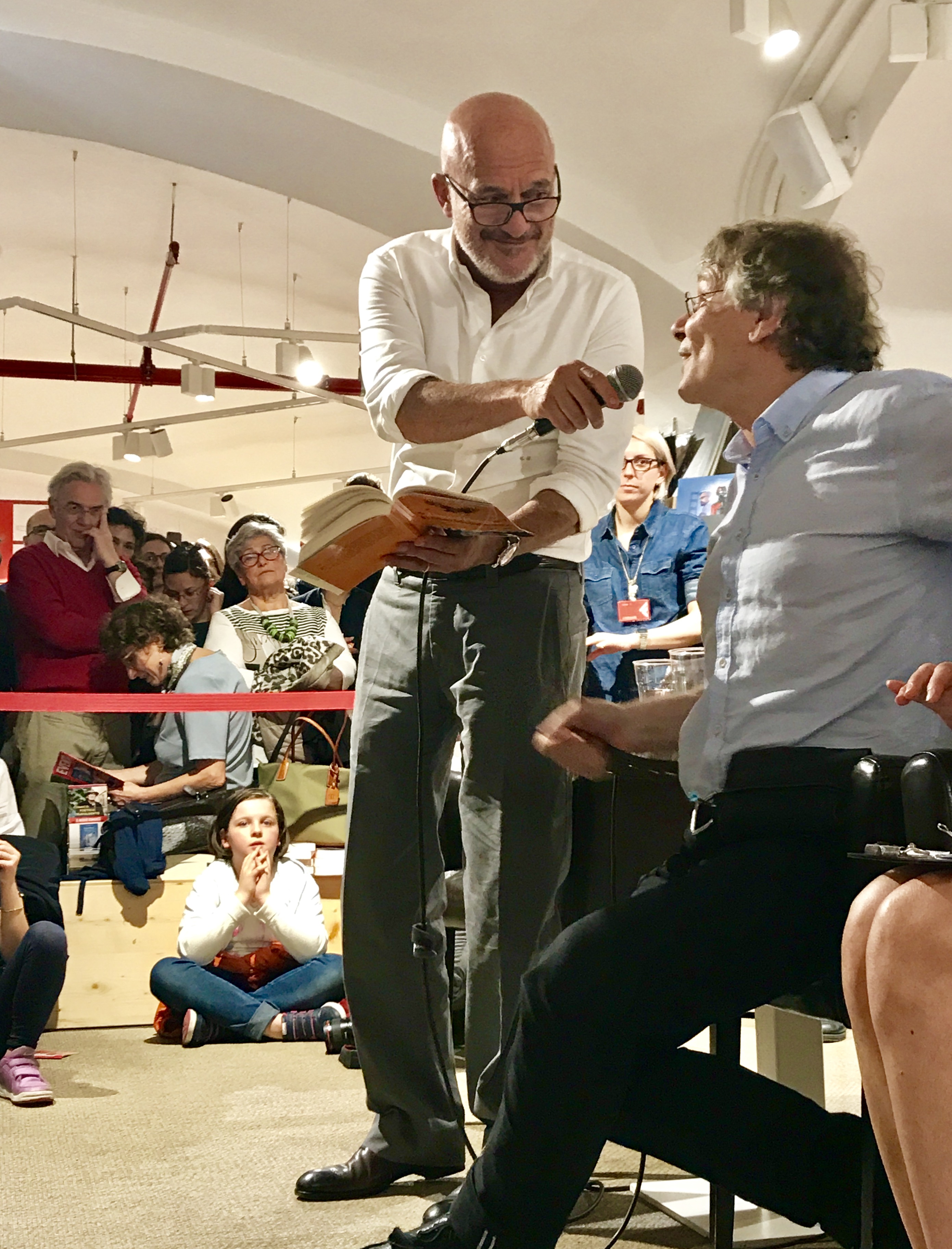 Claudio Bisio alla presentazione dellultimo libro della saga Malaussne con Daniel Pennac in Feltrinelli Duomo