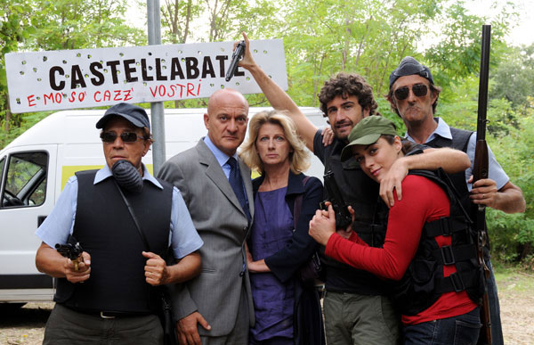 Foto di gruppo dei protagonisti di Benvenuti al sud