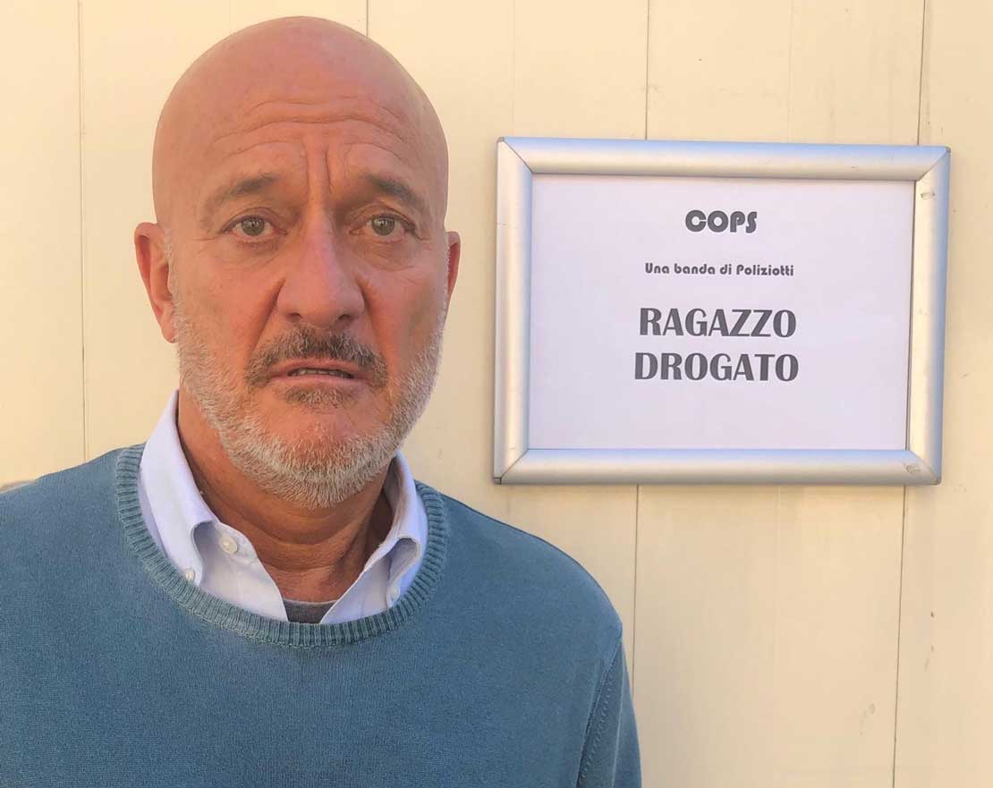 Claudio Bisio in cerca del suo vero camerino