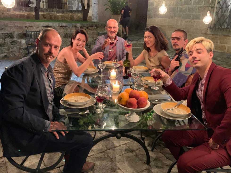 Pietro Sermonti, Stefania Rocca, Claudio Bisio, Giulia Bevilacqua, Francesco Mandelli, Guglielmo Poggi durante le riprese di Cops